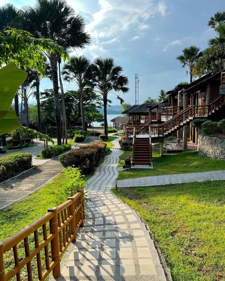 Hotel Fridays Puerto Galera Exterior foto