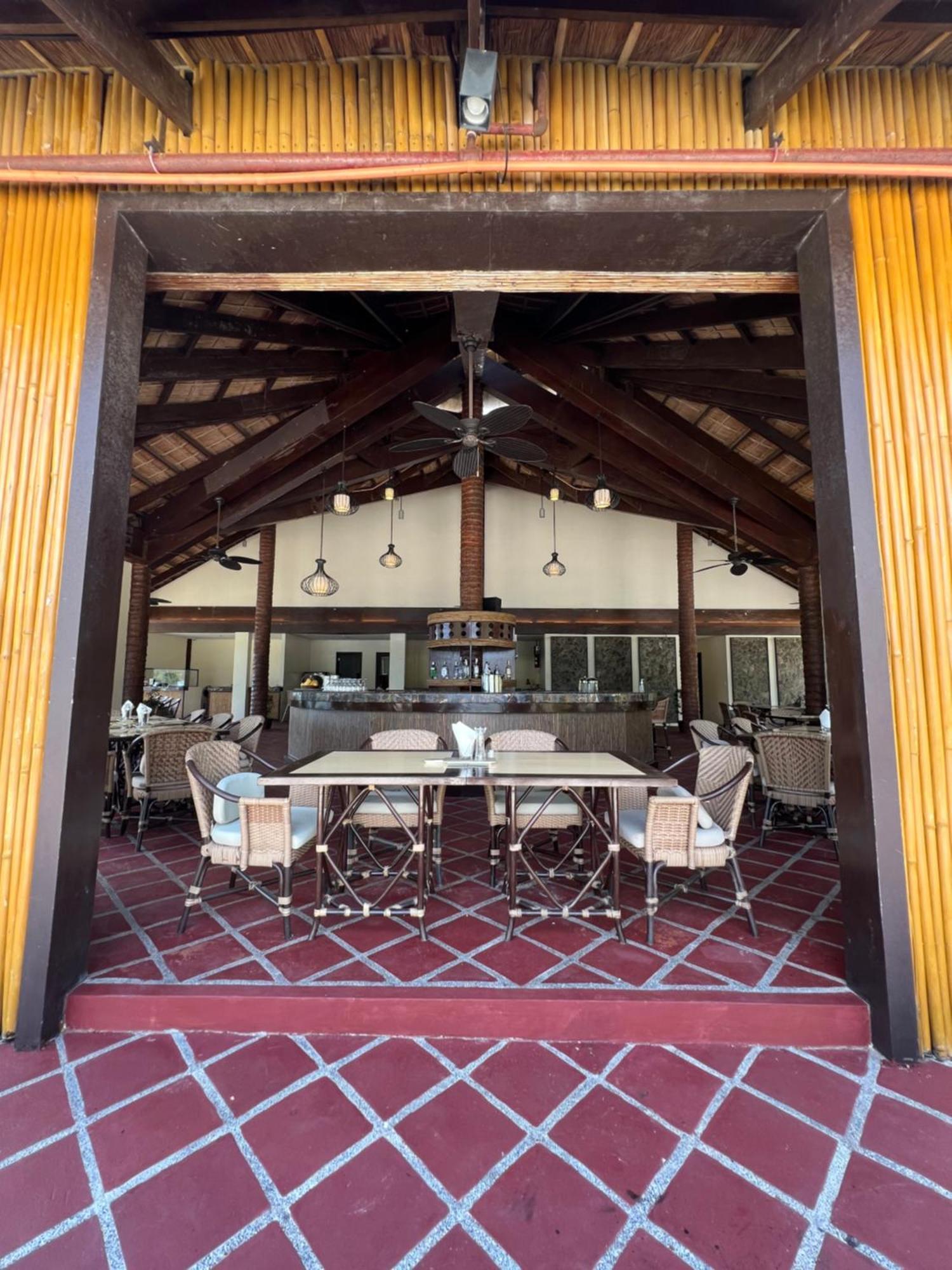 Hotel Fridays Puerto Galera Exterior foto