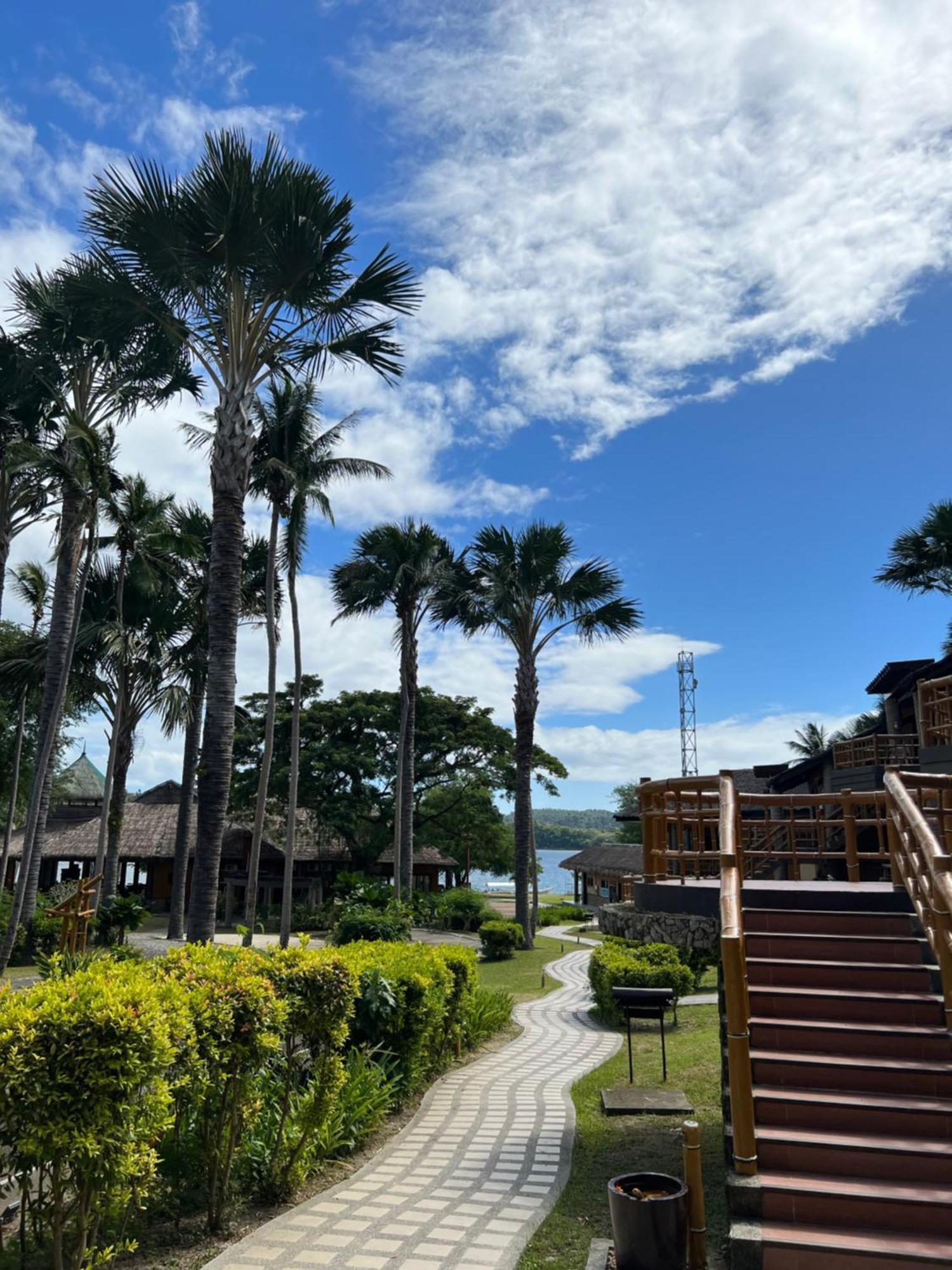 Hotel Fridays Puerto Galera Exterior foto