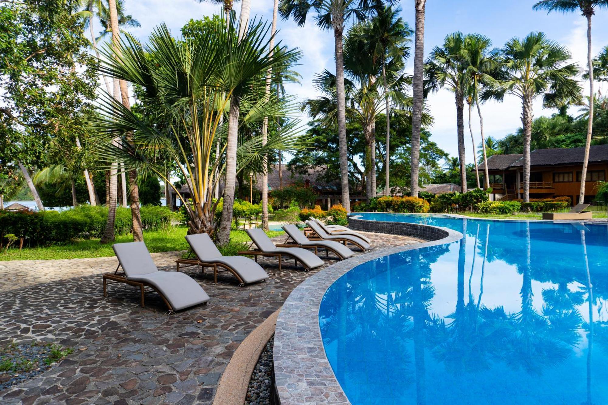 Hotel Fridays Puerto Galera Exterior foto