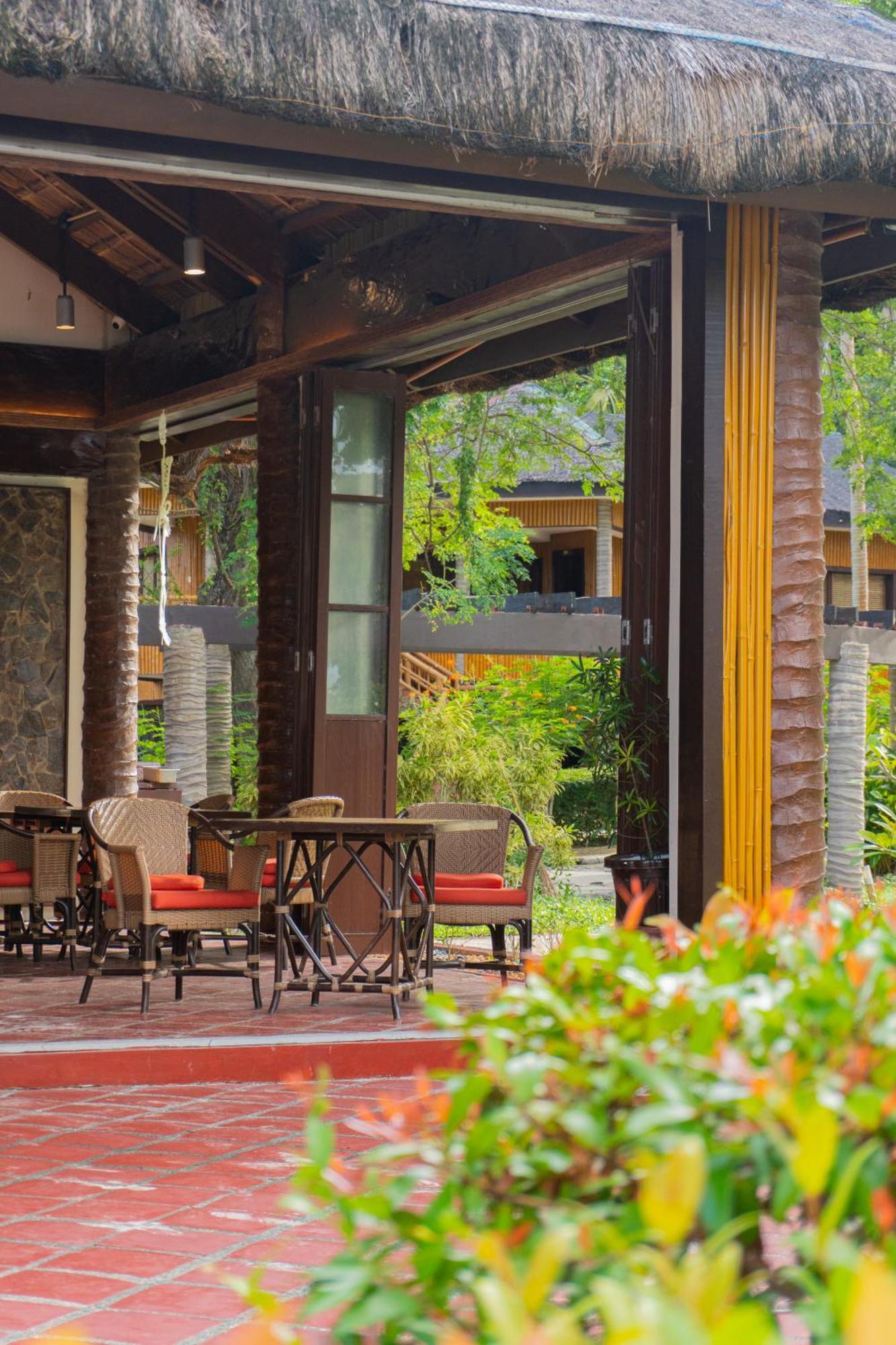 Hotel Fridays Puerto Galera Exterior foto